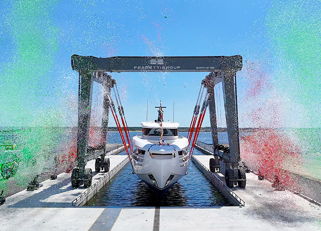 La nouvelle cale de halage de Ravenne officiellement inaugurée avec l’éblouissant INFYNITO 90 M/Y LOVE de Ferretti Yachts.