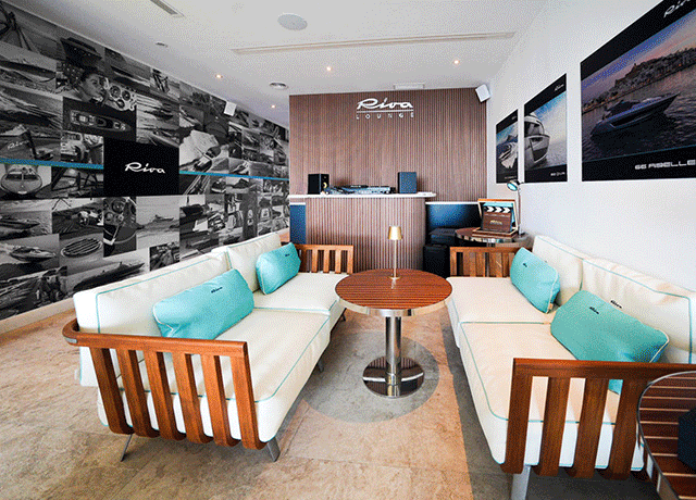 Un’estate in stile Riva in Andalusia: apre la nuova Riva Lounge a Puerto Banús.