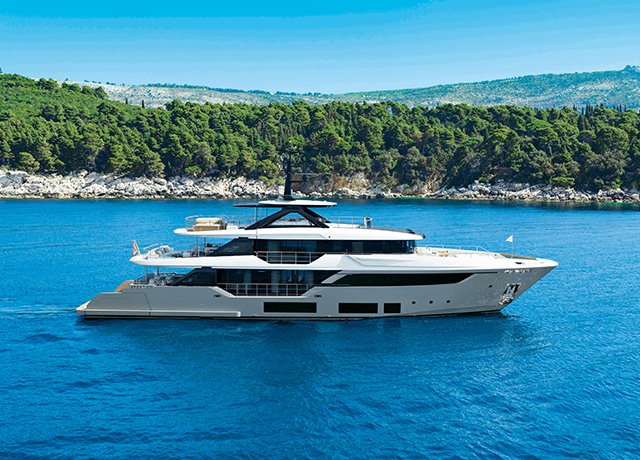 The new Custom Line Navetta 38: a masterpiece of elegance and design.