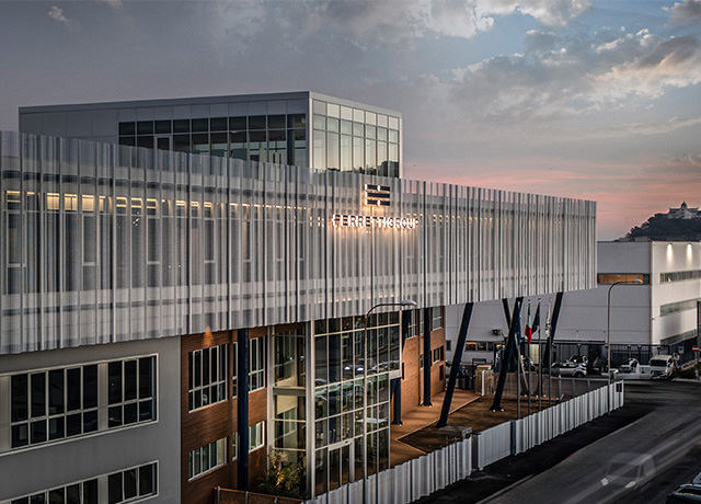 Верфь Ferretti Group Superyacht Yard в Анконе: новые офисные помещения и залы для приема гостей в подразделении металлических суперяхт, подлинное выражение философии индивидуального изготовления.<br />
 